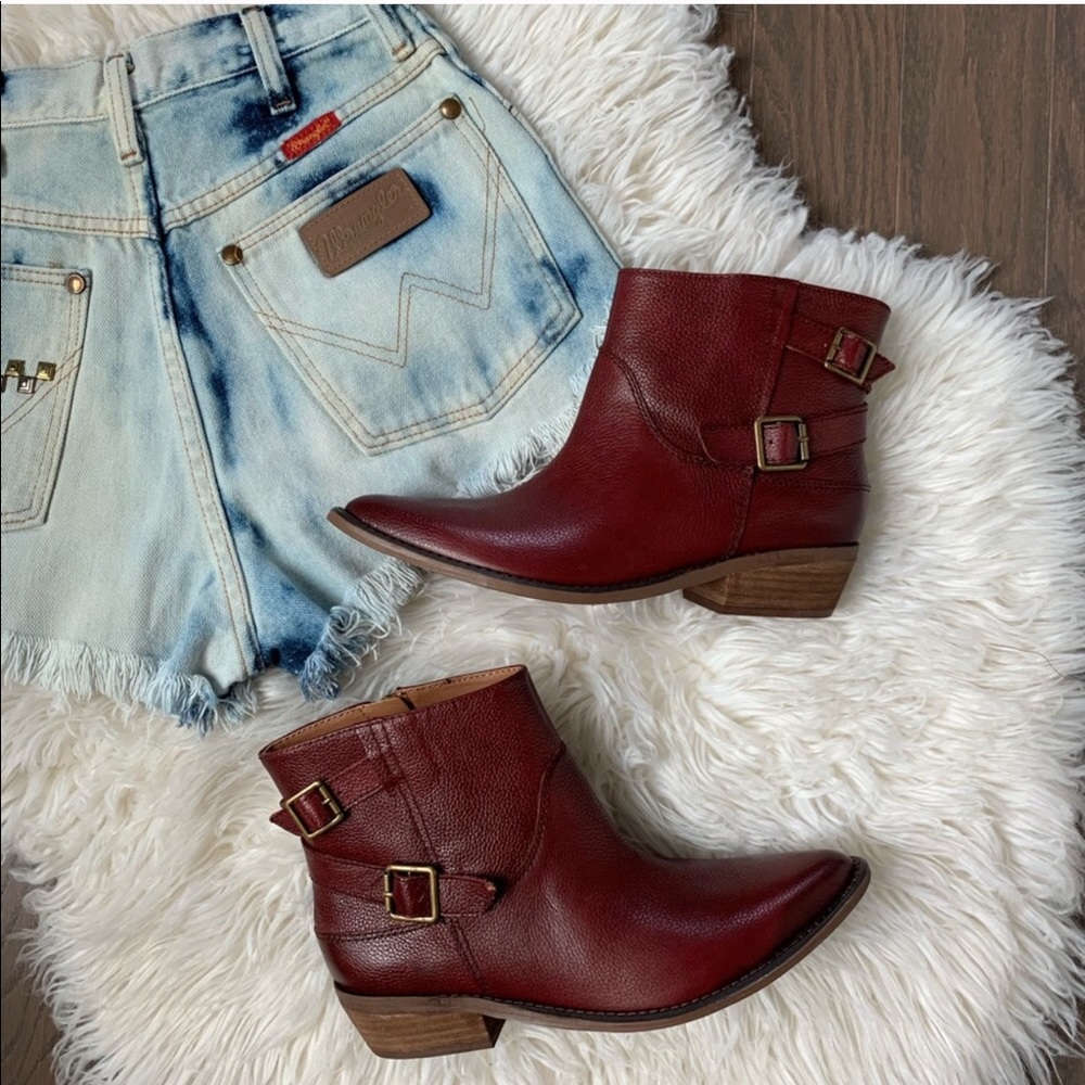7.5 NWOT Lucky Boots